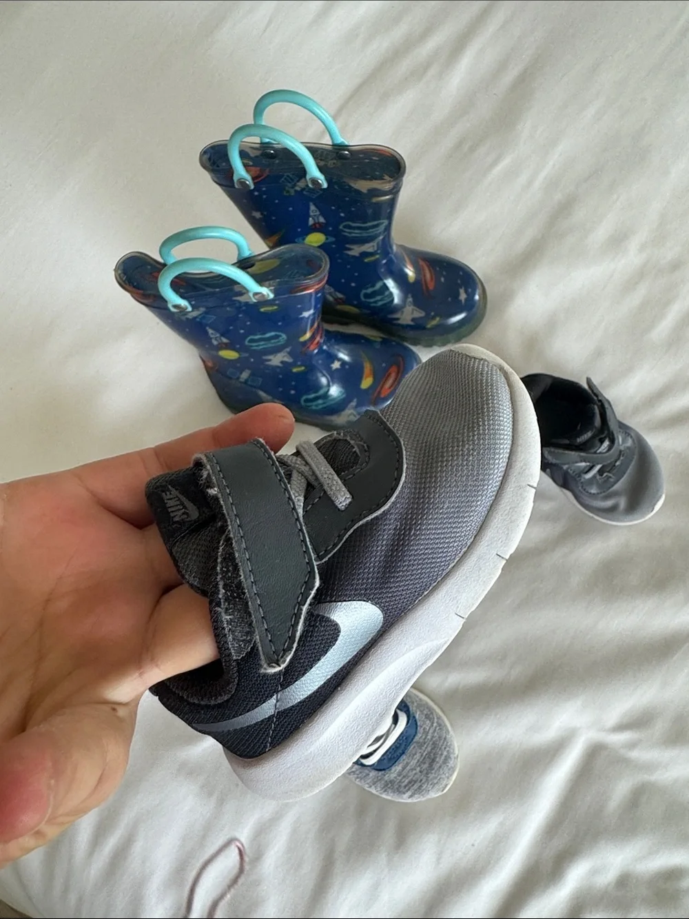 Bundle 4 pairs toddler boy sneakers Velcro straps / boots Nike,carters, size 5T